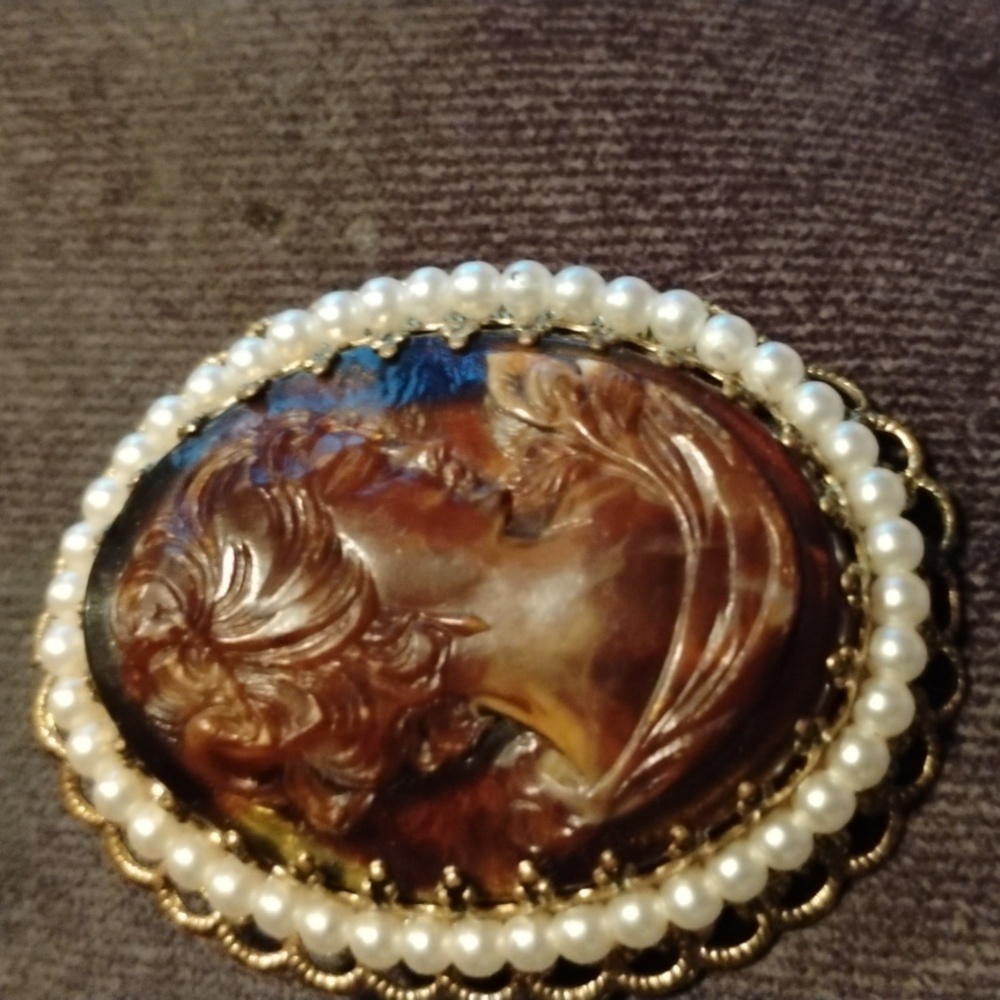 Beautiful gold pin with brown Cameo stamped Germany - Picture 2 of 4